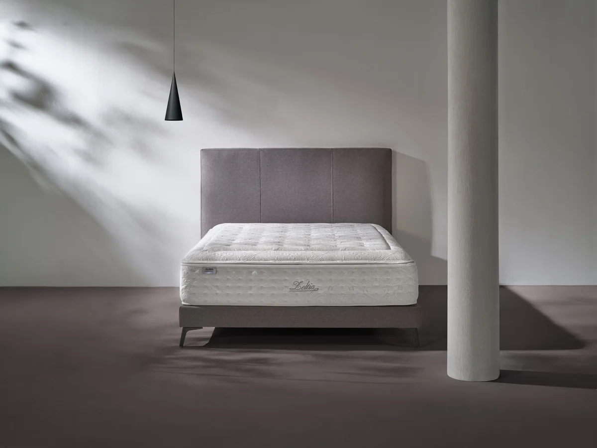 Bett mit schlankem Unterteil ohne Stauraum, Matratze und gepolstertem Kopfteil, das-bett.ch in Zürich