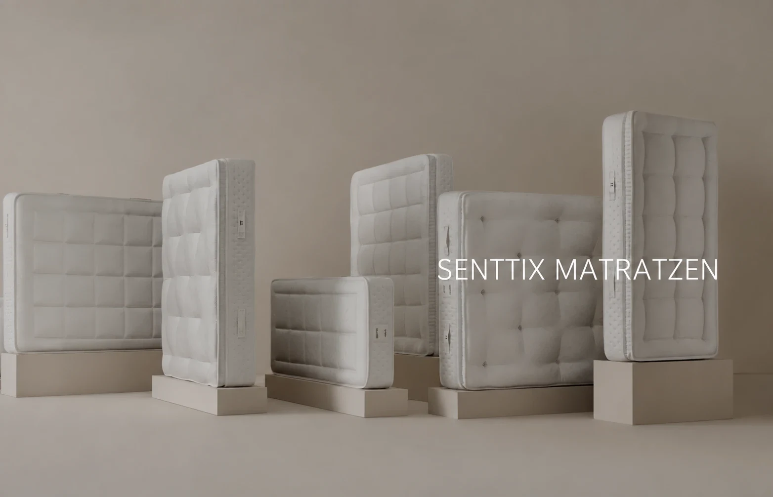 Fünf Senttix Matratzen auf Podesten vor beigem Hintergrund, daneben der Schriftzug „Senttix Matratzen“